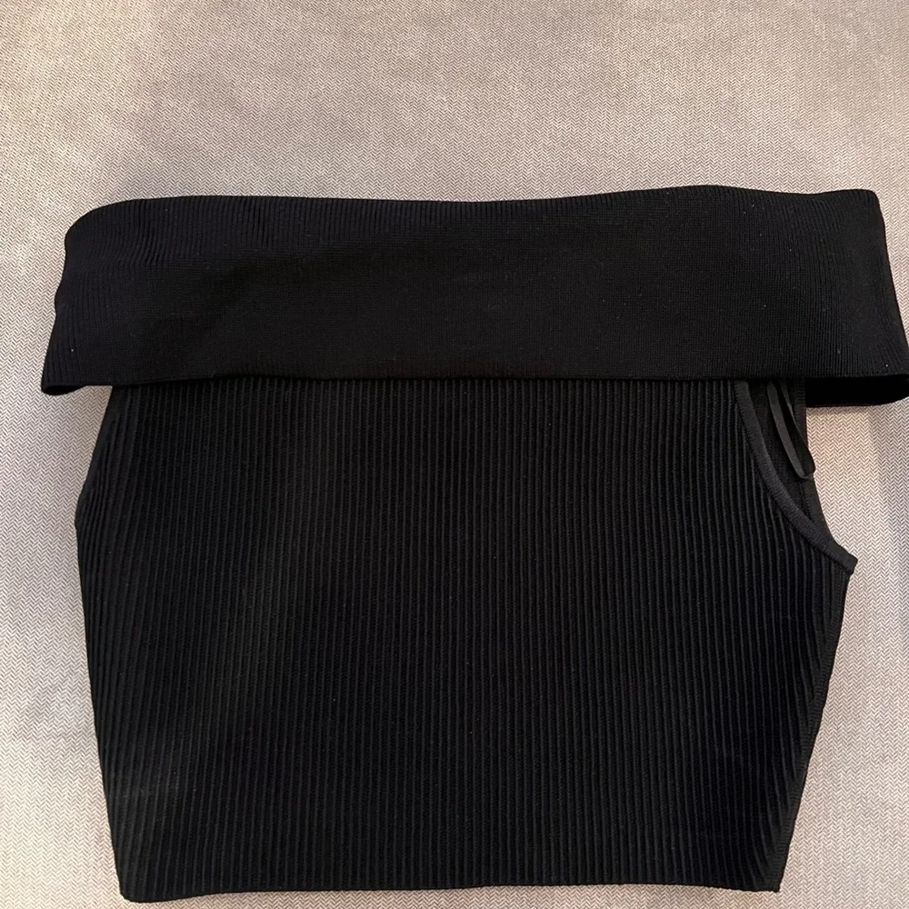 Aritzia Sculpt Knit Off-Shoulder Top
Ribbed off-the-shoulder top #98044 - Picture 2 of 3